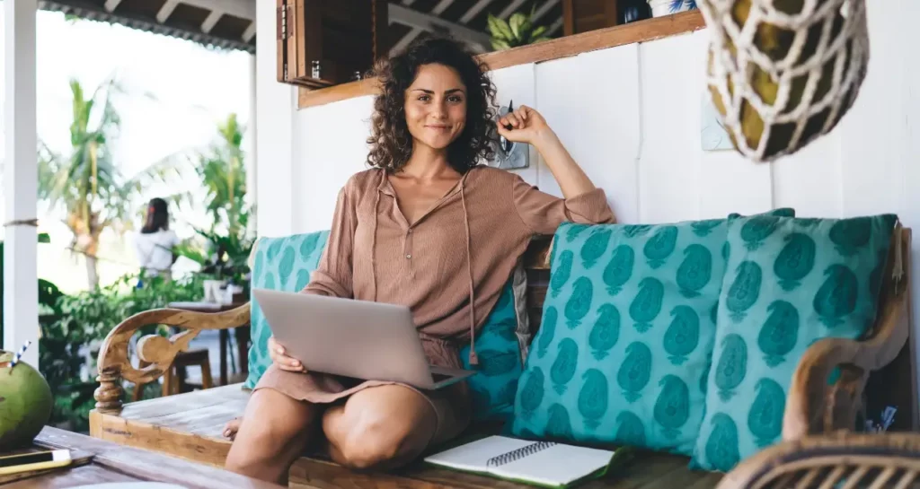 pretty-digital-nomad-with-netbook-choosing the right visa for you